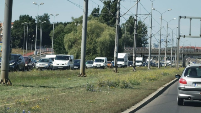 Ponad dwa kilometry ma już korek w stronę wyjazdu z miasta ulicą Gdańską. Miedzy skrzyżowaniem z Merkatora a Basenem Górniczym wymieniana jest nawierzchnia.