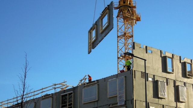 Rosną koszty budowy mieszkań. Według Głównego Urzędu Statystycznego, średni koszt wybudowania 1 m2 powierzchni mieszkania wyniósł w II kwartale tego roku prawie 4,5 tysiąca złotych.