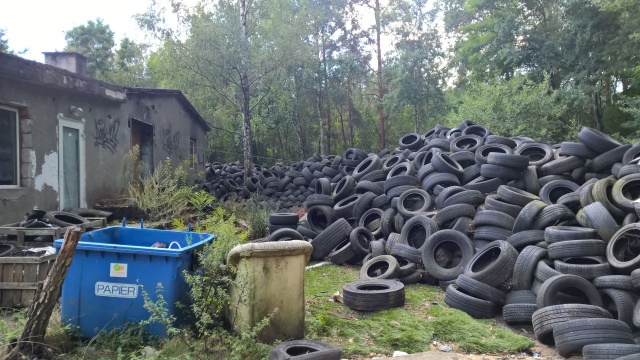 Oponowy problem w Szczecinie Dąbiu przy ulicy Miłej. Na jednym placów, na wolnym powietrzu od wielu lat zalegają tony zużytych opon.