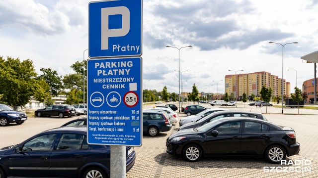 Poza dniami z imprezami sportowymi parking powinien być bezpłatny - mówią mieszkańcy Szczecina. To po informacji, że od 16 września za miejsce parkingowe przy hali Netto Arena będziemy musieli zapłacić.