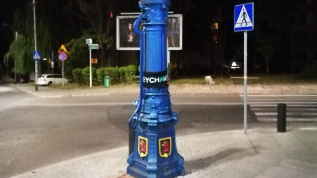 Czarne opaski z napisem usychamy pojawiły się na zabytkowych pompach ulicznych w Szczecinie. Minionej nocy powiesili je aktywiści ekologiczni.