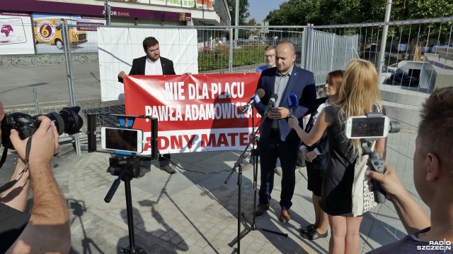 - Dopóki Paweł Adamowicz będzie miał swój plac dopóty będę walczył o to, żeby plac zniknął - mówił Dariusz Matecki, radny PiS, kandydat na posła, podczas sobotniej konferencji zorganizowanej w tym właśnie miejscu.