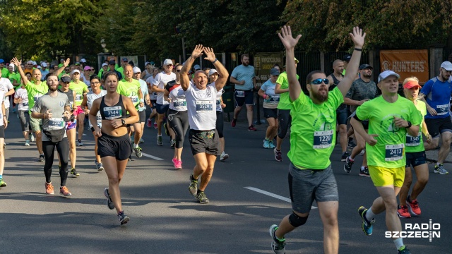Pierwsi - najszybsi zawodnicy już na mecie jubileuszowego, 40. PKO Półmaratonu Szczecińskiego. Walka odbywała się na dwóch dystansach - ponad 21 kilometrów, czyli właśnie półmaratońskim - i na 10 kilometrów.