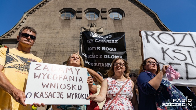 Ksiądz Tomasz Kancelarczyk i radny Dariusz Matecki uniemożliwili przeprowadzenie akcji feministkom, które chciały wieszać dziecięce buciki przy kościele Jana Chrzeciciela w Szczecinie. Kilkanaście osób chciało w ten sposób protestować przeciwko pedofilii w kościele.