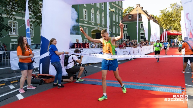 Andrzej Pańko z klubu Hermes Gryfino, drugi Marek Urbański, trzeci Sylwester Szymański - to wyniki jubileuszowego, 40. PKO Półmaratonu Szczecińskiego.