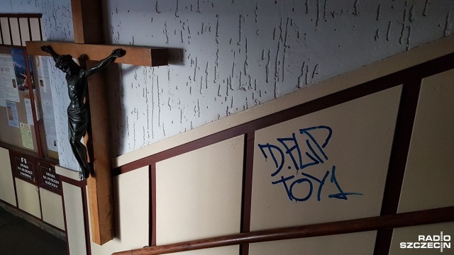 Nieznani sprawcy zdewastowali kościół przy ulicy Pocztowej w Szczecinie, należący do parafii pw. św. Andrzeja Boboli prowadzonej przez jezuitów.