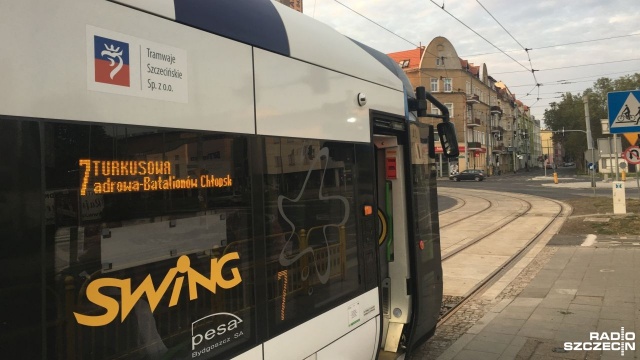 Uwaga kierowcy i pasażerowie komunikacji miejskiej. Już od poranka przejazd przez skrzyżowanie alei Bohaterów Warszawy z 26 Kwietnia i ulicą Krzywoustego zmieniło swój wygląd. Od czerwca na odcinku 150 metrów wymieniany było torowisko. Jak to teraz wygląda