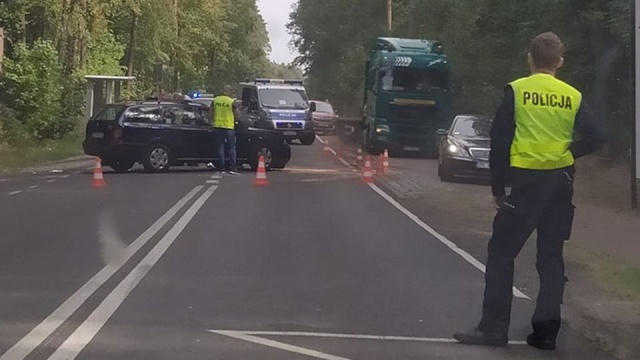 Między Policami a Tanowem w jadącego motocyklistę uderzyło auto osobowe. Kierującego jednośladem pogotowie zabrało do szpitala. Droga jest nieprzejezdna.