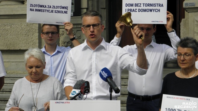 Jeśli Koalicja Obywatelska przejmie w Polsce władzę, wówczas każdy nauczyciel otrzyma podwyżkę w wysokości tysiąca złotych. Taką deklarację złożył w trakcie środowej konferencji poseł Arkadiusz Marchewka. Jego zdaniem, jest to zadanie priorytetowe.
