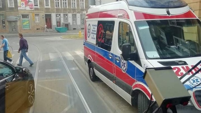 Ratownicy medyczni interweniujący w jednym z mieszkań przy ulicy Krasińskiego pozostawili swoją karetkę na torowisku tramwajowym. Jadące w stronę centrum linie 3 i 10 nie mogły przejechać.