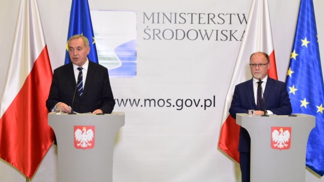 Obydwa kolektory dostarczające ścieki do oczyszczalni Czajka są niesprawne - poinformował minister środowiska, Henryk Kowalczyk. Wcześniej służby miasta stołecznego Warszawa informowały, że doszło do rozszczelnienia jednego z nich, a następnie kontrolowanego zrzutu ścieków do Wisły.