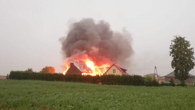 Od uderzenia pioruna zapaliła się stodoła we wsi Stare Bielice pod Koszalinem.