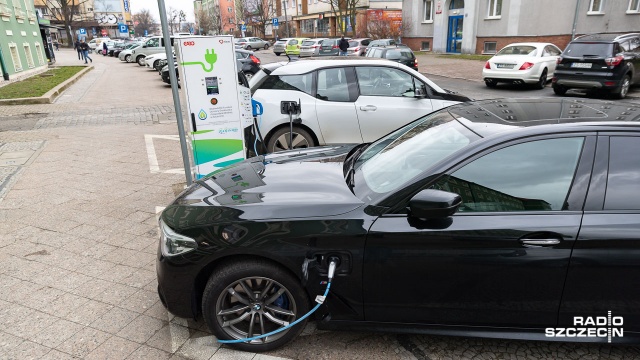 Wprowadzanie elektrycznych samochodów na polskie drogi idzie znacznie wolniej od planów rządowych - zgodzili się goście Radia na Wieczór.