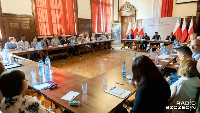 Edukacyjny okrągły stół w Szczecinie. Uczestniczą w nim nauczyciele, rodzice, dyrektorzy szkół. Obradom przewodniczy wiceminister edukacji narodowej Maciej Kopeć.