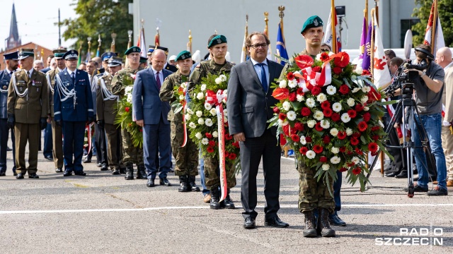 Bunt sierpnia 03980 to jeden z kamieni milowych naszych zmagań o wolność, tak napisał premier Mateusz Morawiecki do zebranych w piątek pod Stocznią Szczecińską.