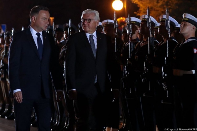 Prezydent Andrzej Duda mówił w Wieluniu, że II Wojna Światowa rozpoczęła się od zbrodni, którą było zbombardowanie tego miasta w nocy 1 września 1939 roku. Uroczystości rocznicowe w Wieluniu rozpoczęły się o 4:30. O 4.40 włączono syreny upamiętniające zbombardowanie miasta. W obchodach wziął udział także prezydent Niemiec.