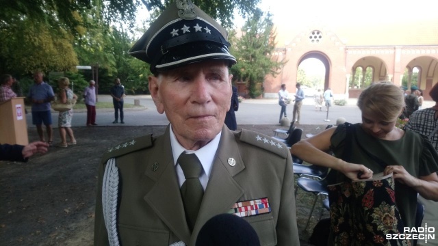 - Niektórzy wciąż zakłamują historię, mówiąc o polskich obozach śmierci - mówił kapitan Bronisław Pakuła ps. Lis, żołnierz Armii Krajowej, który brał w niedzielę udział w szczecińskich obchodach II wojny światowej.