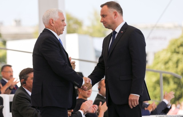 Wiceprezydent Stanów Zjednoczonych Mike Pence zapewnił w Warszawie o silnym sojuszu, jaki łączy Amerykę i Polskę. Polityk był jednym z trzech przywódców, którzy przemawiali, w czasie obchodów 80. rocznicy wybuchu II Wojny Światowej, na placu Piłsudskiego w Warszawie.