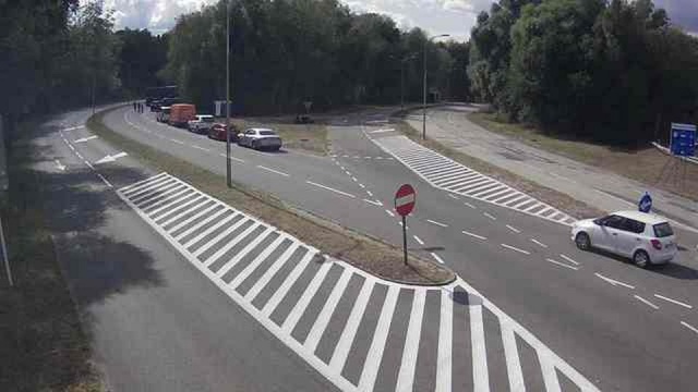 Ponad dwa kilometry mają korki, które utworzyły się z obu stron karsiborskiej przeprawy w Świnoujściu.