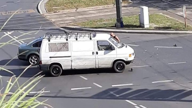 Uwaga jadący przez plac Kościuszki ulicą Krzywoustego w kierunku Turzyna. Około godziny 15.40 doszło tam do kolizji.