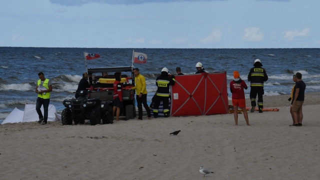 Śmiertelny wypadek w Międzyzdrojach. Około godziny 13 służby dostały informację o topiących się dwóch osobach. Dwóch mężczyzn udało się wyciągnąć z wody. Byli nieprzytomni. Mimo długiej akcji reanimacyjnej nie udało się ich uratować.