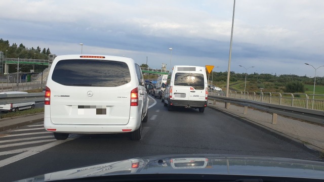 Uwaga podczas przejazdu w stronę centrum Szczecina ulicą Eskadrową. Zaraz po zjeździe z ul. Leszczynowej kierujący samochodem osobowym uderzył w latarnię. Nikomu nic poważnego się nie stało ale są poważne problemy z przejazdem. Interweniuje policja.