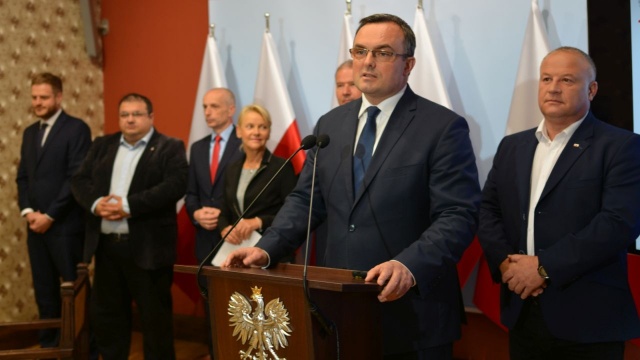 Osiem nowych karetek trafi do samorządów naszego regionu w ramach rządowego Programu wymiany ambulansów. Już niedługo zasilą jednostki Barlinka, Chociwla, Darłowa, Polanowa, Trzebiatowa, Świdwina, Świnoujścia i Wałcza. - To bardzo ważne wsparcie dla systemu ratownictwa medycznego - ocenił wojewoda zachodniopomorski, Tomasz Hinc.