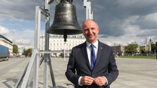 Burmistrz Wielunia Paweł Okrasa otrzymał dzwon Pamięć i Przestroga ufundowany przez prezydenta Andrzeja Dudę.