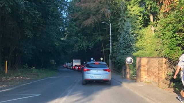 Potężne zatory utrudniają płynny przejazd do skrzyżowania przy Jeziorze Głębokie w Szczecinie. Samochody stoją na ul. Kupczyka i Miodowej.