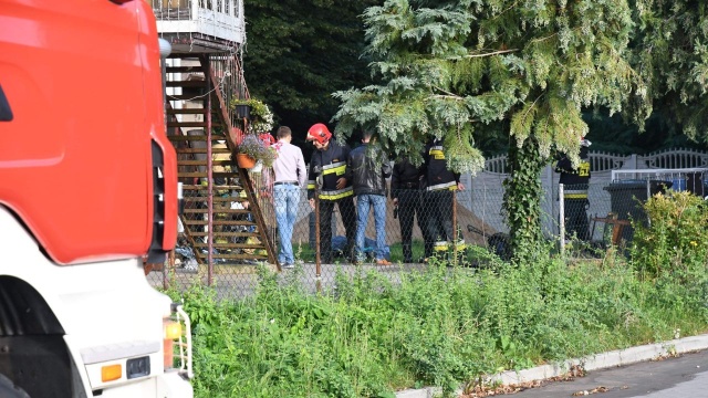 Dwie mocno poparzone osoby zmarły. To skutek pożaru, jaki gasili w środę rano zachodniopomorscy strażacy w Konikowe niedaleko Koszalina.