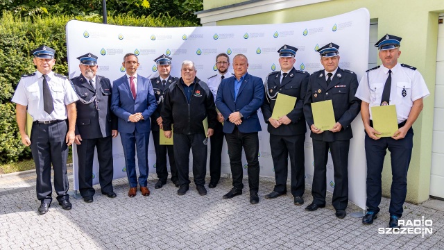 Zakup specjalistycznych ubrań, rękawic, hełmów i innego sprzętu potrzebnego podczas akcji Ochotniczych Straży Pożarnej dofinansował Wojewódzki Fundusz Ochrony Środowiska w Szczecinie. Pieniądze trafiły do 17 jednostek OSP.