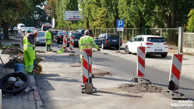 Drogowcy wymieniają nawierzchnię na Santockiej. Są zwężenia jezdni, ograniczenie prędkości nawet do 30 km na godzinę, a przed Ku Słońcu ruch jest wahadłowy.