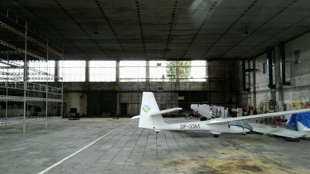 Historyczny hangar Szczecińskiego Aeroklubu na lotnisku w Dąbiu doczekał się remontu. Właśnie rozpoczęły się prace. Wyremontowany zostanie tam m.in. dach.