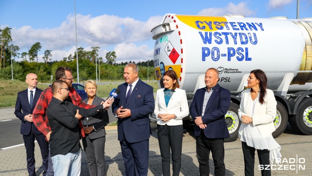 Jedna z tzw. Cystern wstydu PO-PSL stała w czwartek na parkingu za Pyrzycami przy drodze S3, przy której działacze PiS zorganizowali konferencję prasową. Od środy jeżdżą po całej Polsce.