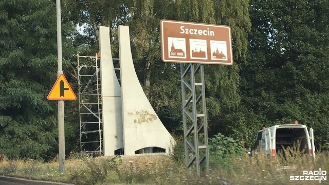 Renowację przechodzi m.in. postument z kotwicą na krajowej trójce przed starym zjazdem do Dąbia.