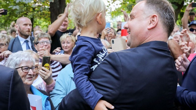 Prezydent Andrzej Duda powiedział na spotkaniu z mieszkańcami Sianowa w województwie zachodniopomorskim, że rodzice dobrze wykorzystują pieniądze z 500. Podkreślił, że tak wynika między innymi z badań prowadzonych przez GUS.