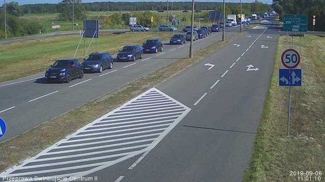 Przed karsiborską przeprawą w Świnoujściu nadal tworzą się potężne korki. Z obu stron sięgają kilometra.