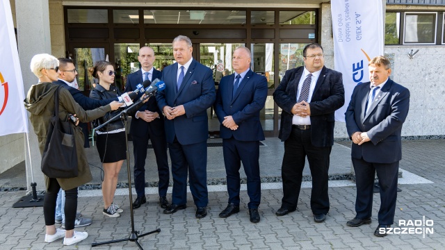 Pamiętamy czasy rządów PO-PSL, kiedy Elektrowni Dolna Odra zagrażała likwidacja. Chcę powiedzieć, że ona była i będzie - zapewniał poseł Leszek Dobrzyński przed bramą zakładu.