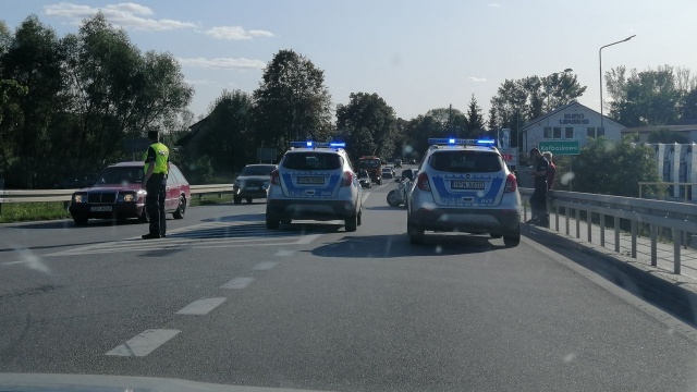 Na drodze krajowej nr 13 przed Kołbaskowem, w kierunku granicy w Rosówku, zderzyły się dwa samochody.
