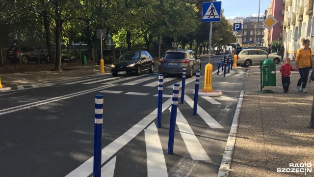 Szczecin instaluje niebieskie słupki na tzw. martwych polach przed przejściami dla pieszych. Urzędnicy tłumaczą, że chodzi o bezpieczeństwo, m.in. dzieci.