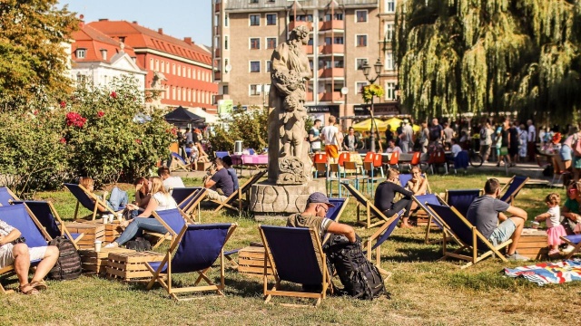 Rano startuje śniadanie sąsiedzkie - spotkacie tam ludzi, którzy biorą udział w Szczecińskim Bazarze Smakoszy. Pojecie do godz. 13. Potem będzie można wziąć udział w warsztatach bębniarskich. Prowadzi je Iza Kowalewska.