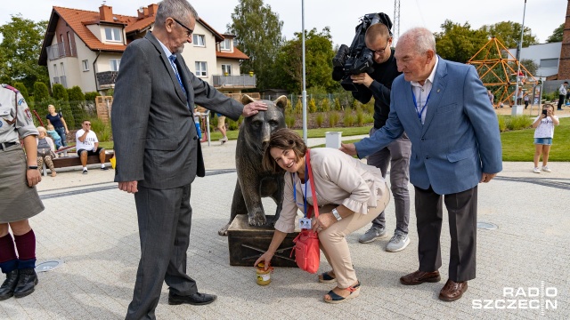 Skwer misia Wojtka na szczecińskim Krzekowie oficjalnie otwarty. To pierwsze takie miejsce w kraju poświęcone dzielnemu niedźwiedziowi brunatnemu, który służył w armii generała Andersa. Żołnierze odkupili go od perskiego kupca za kilka puszek konserw.