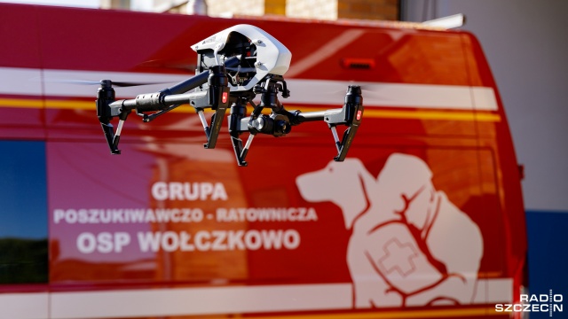 Teraz jeszcze skuteczniej będą ratować ludzkie życie. Strażacy z Wołczkowa dostali nowy sprzęt - to dron za prawie 80 tysięcy złotych wyposażony w kamerę termowizyjną.