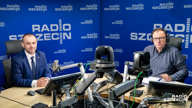 Polski rząd potrafi prowadzić sprawy gospodarcze i wszyscy to widzą - mówił w poniedziałek w Rozmowach pod krawatem minister kancelarii prezydenta Paweł Mucha, pytany o tak zwany hat-trick Kaczyńskiego.