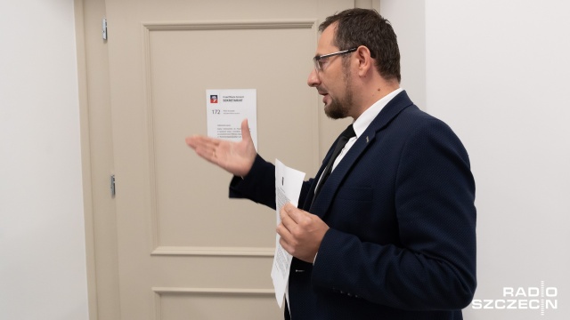 Poparł Deklarację Szczecińską a później złamał kodeks wyborczy. Kandydat Kukiz03915 z listy PSL Piotr Słomski poszedł podpisać dokument przygotowany przez Piotra Krzystka, po czym urządził konferencję prasową przed jego gabinetem.