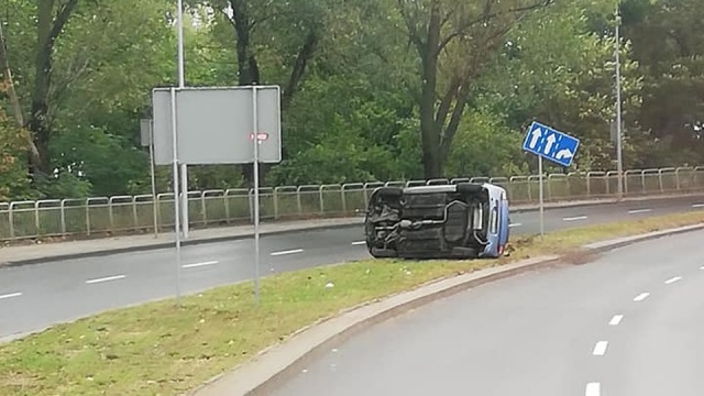 Auto osobowe dachowało w okolicy ulic Gdańskiej i Księżnej Anny.