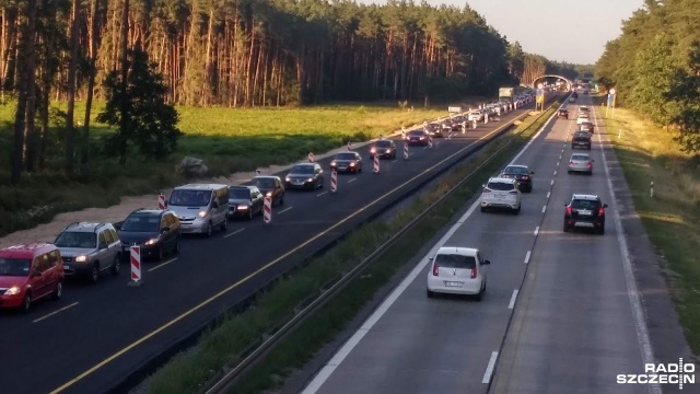 Przed węzłem Rzęśnica, w stronę Goleniowa, zderzyły się dwa samochody osobowe. Nikomu nic się nie stało, ale zablokowany jest jeden pas ruchu.