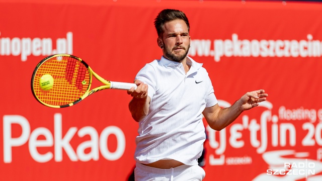 Dwaj reprezentanci Polski - Paweł Ciaś i Daniel Michalski - awansowali dziś do trzeciej rundy tenisowego turnieju Pekao Szczecin Open, który w tym roku wchodzi w skład prestiżowego cyklu LOTOS PZT Polish Tour.