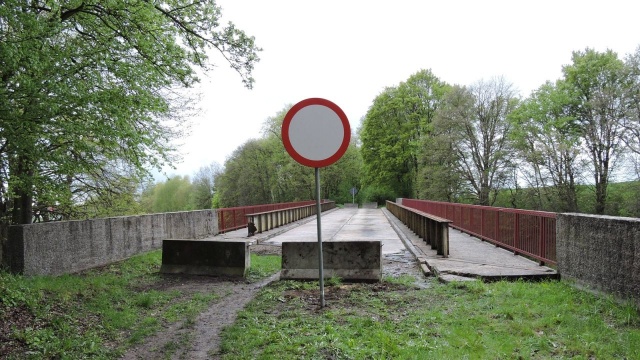 W godzinach popołudniowych zamknięty dla ruchu zostanie pas wyjazdowy autostrady A6. Utrudnienia pojawią się w okolicach Kołbaskowa, gdzie drogowcy rozpoczną rozbiórkę nieczynnego wiaduktu.