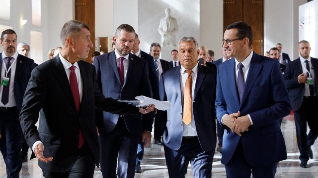 Rozszerzenie Unii Europejskiej i współpraca w dziedzinie bezpieczeństwa oraz energetyki - to główne tematy omawiane w Pradze podczas szczytu Grupy V4 i pięciu Państw Bałkanów Zachodnich.